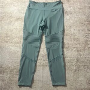 Stylish Ribbed Leggings in Green